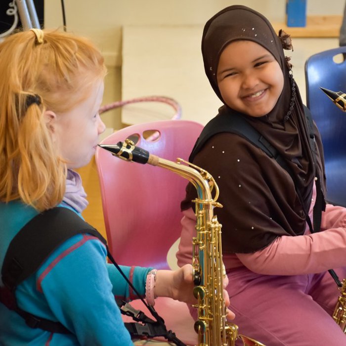2019 Klassekorps Ringerike Toblidejentermedsaksofoner Mathilde Løland Teisbo Og Bushra Abdi Ibrahim Foto Mette Eriksen Ringerikes Blad